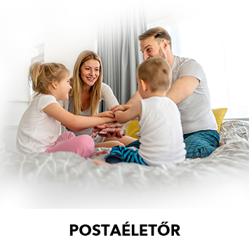 Postaéletőr - A képen egy mosolygó arcú, négytagú család látható, akik tornyot építenek összetett kezükből.