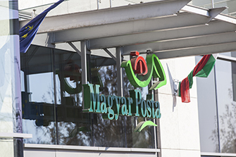 A Magyar Posta logója egy épületen