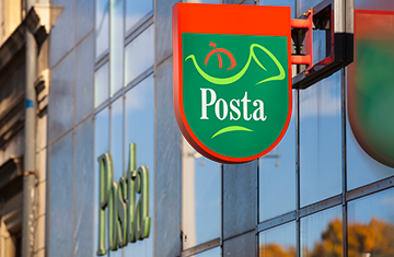 A képen egy postapajzs szerepel