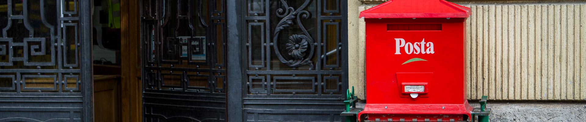 A képen egy piros postaláda látható
