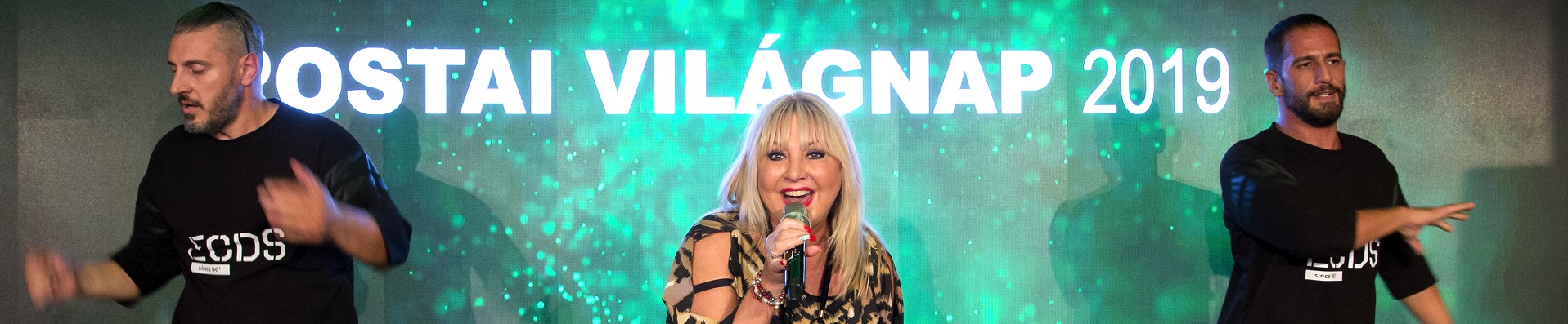 A képen Zoltán Erika fellépése látható a 2019-es Posta Viilágnapon