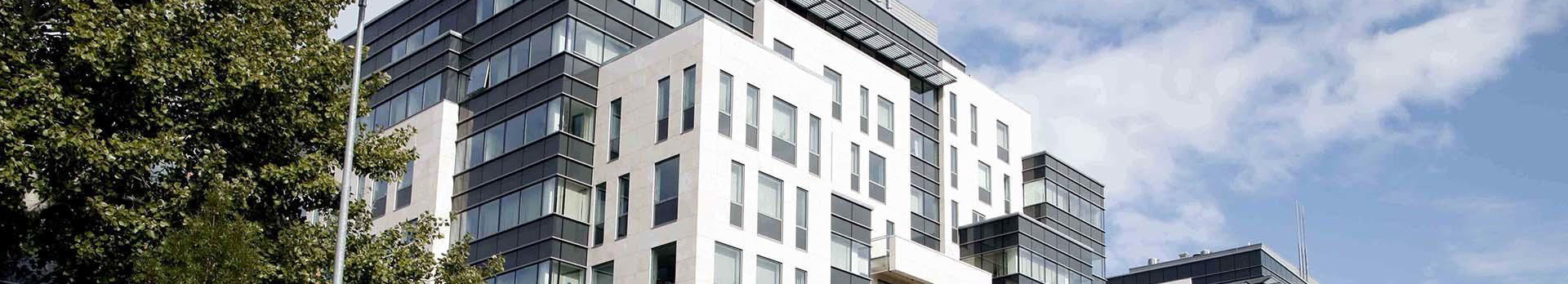 A képen a Magyar Posta székházának részlete látható, háttérben az éggel.