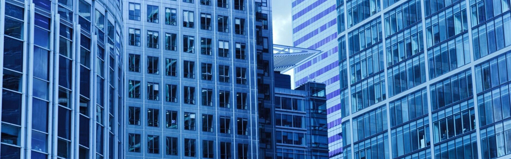 Beszerzések, pályázatok. A képen irodaépületek láthatóak.