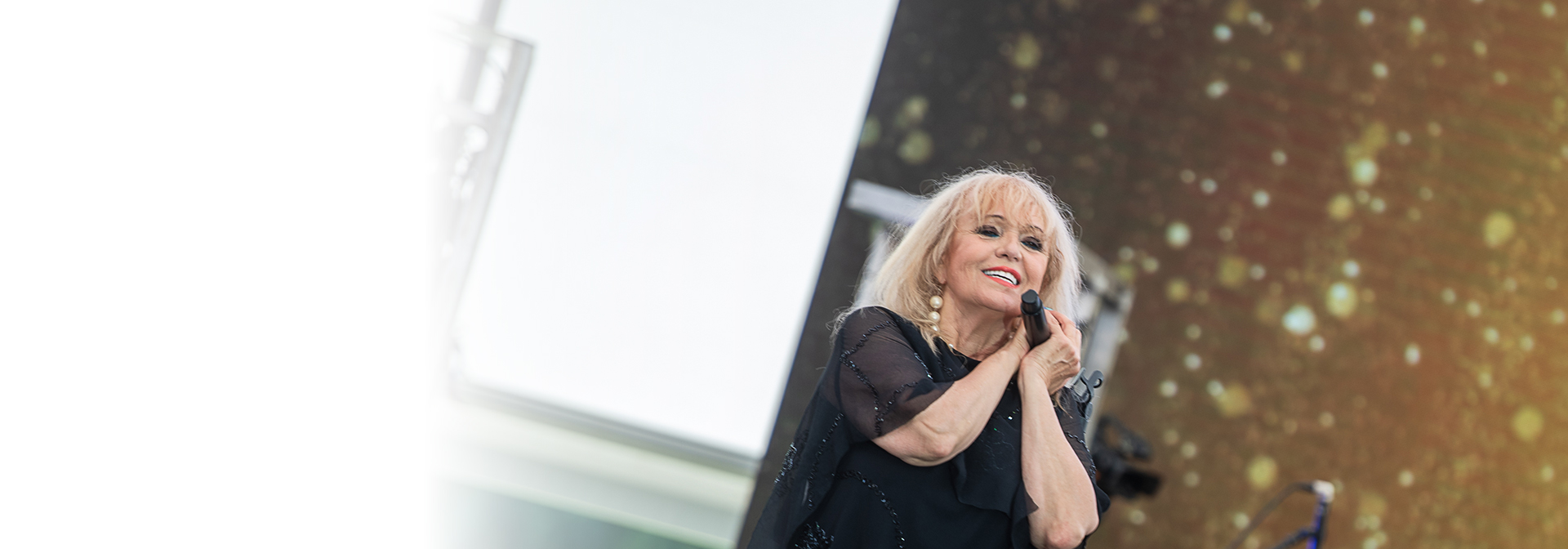 A képen Csepregi Éva látható egy postás rendezvényen