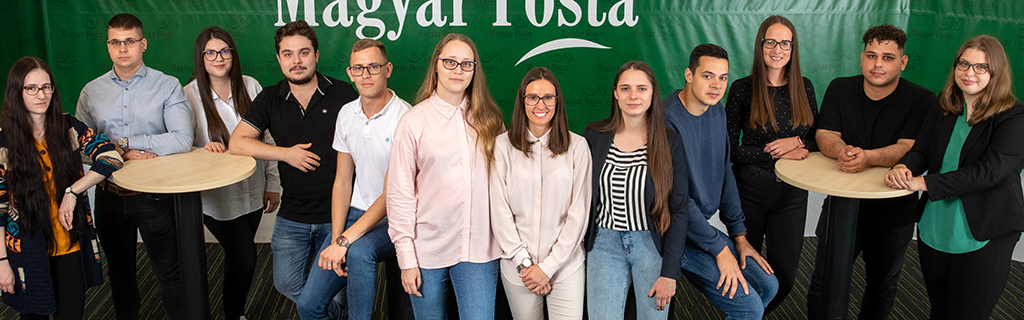 A képen a Magyar Posta által Postart néven indított postahelyi vezető-utánpótlási programon részt vett fiatalok láthatók