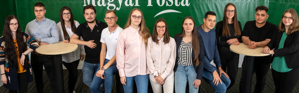 A képen a  Magyar Posta által Postart néven indított postahelyi vezető-utánpótlási program részvevői láthatóak