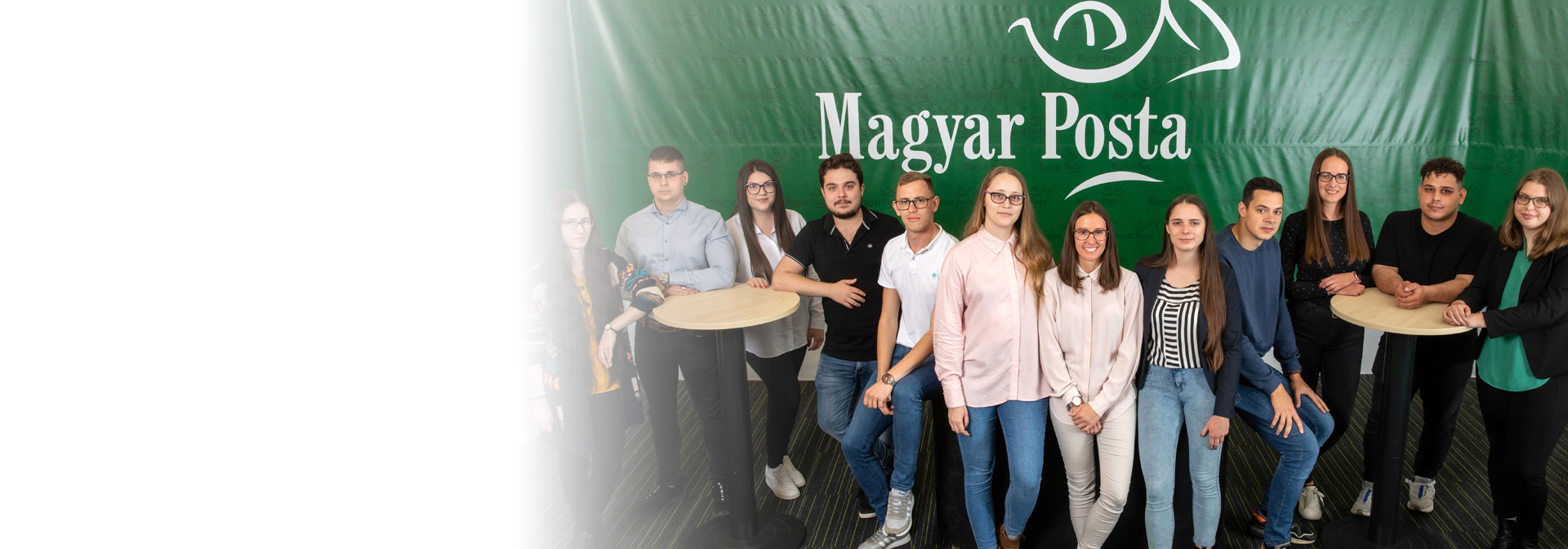 A képen a  Magyar Posta által Postart néven indított postahelyi vezető-utánpótlási program részvevői láthatóak