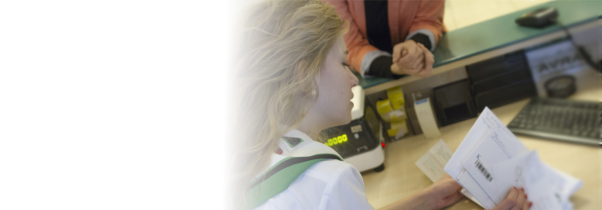 A képen egy postai ügyintéző hölgy látható kezében sok levéllel.