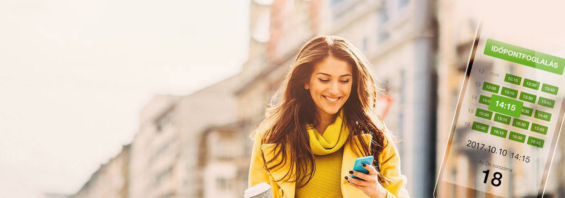 A képen egy hölgy nézi a telefonját, mellette egy időpontfoglálás képernyőfotó látható