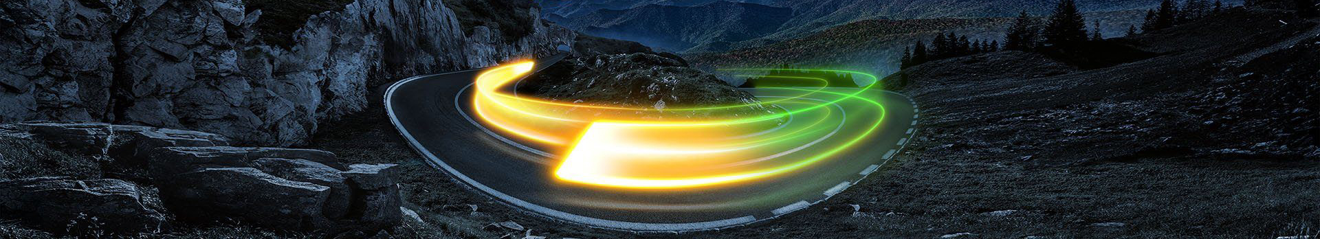 A képen hegyek láthatóak és a helyek között egy út, amelyen egy fénycsík jelzi a gyorsaságot.