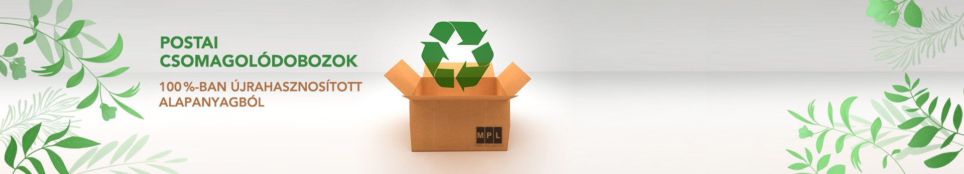 Postai csomagolódobozok, 100%-ban újrahasznosított alapanyagból.A képen egy postai csomagolódoboz láthatóak és egy újrahasznosítást szimbolizáló ikon.
