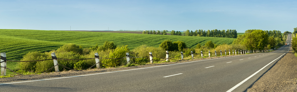 A képen egy országút látható