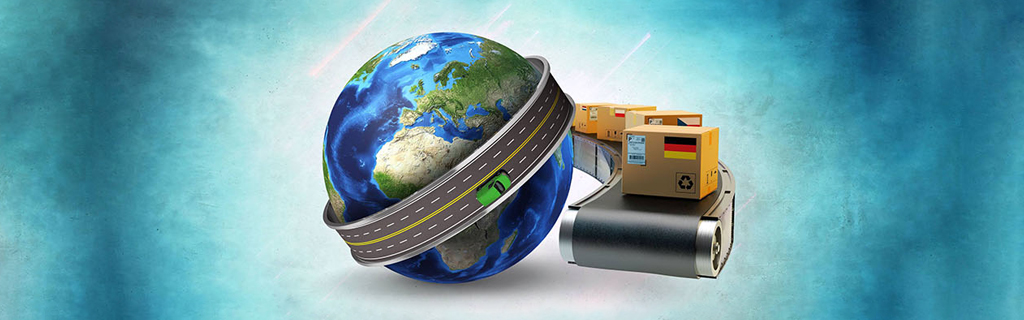 A képen egy földgömb és egy csomagokkal teli futószalag látható.