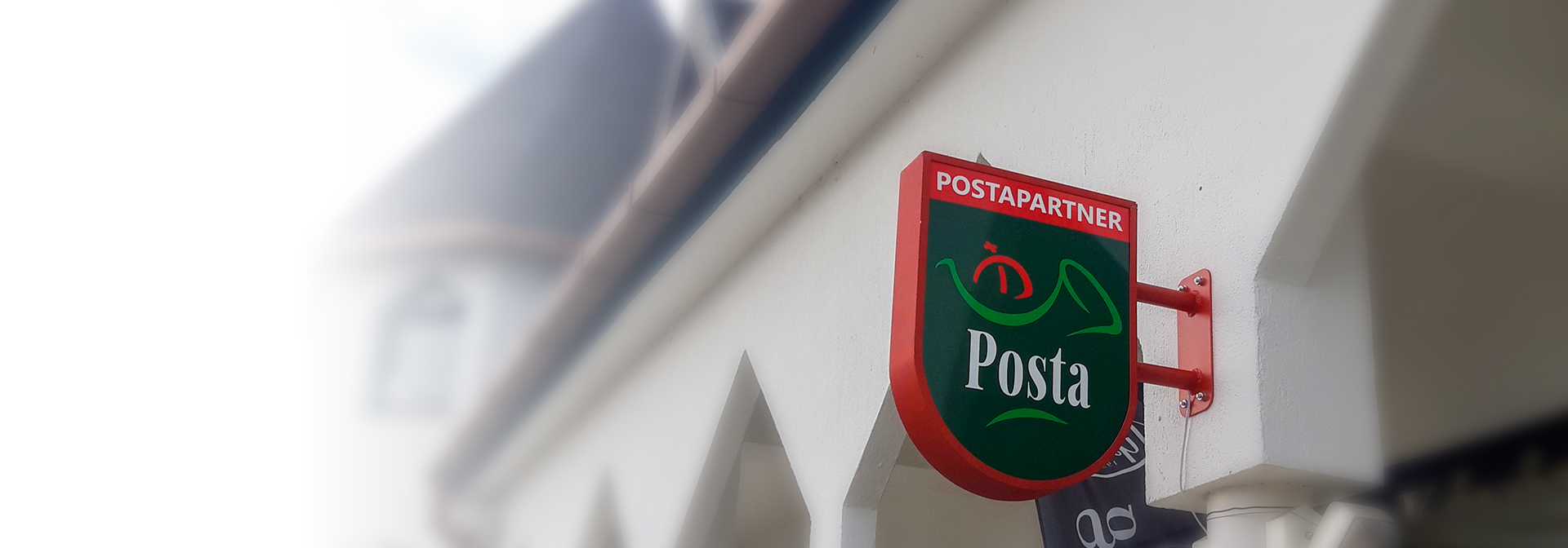 A képen egy Posta Partner pajzs látható