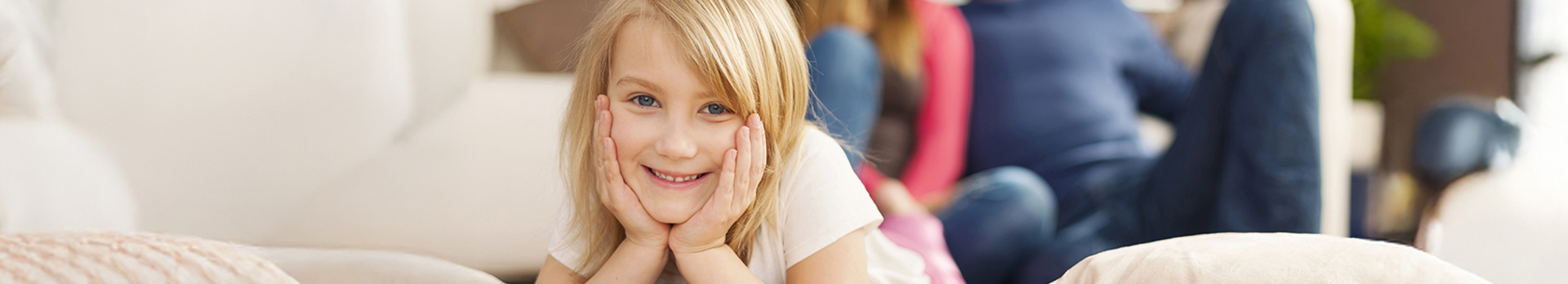 Mosolygós szőke hajú kislány.