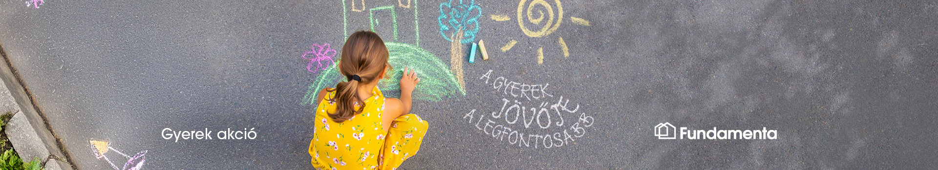 Fundamenta gyerek akció - a képen egy kislány krétával rajzol az aszfaltra