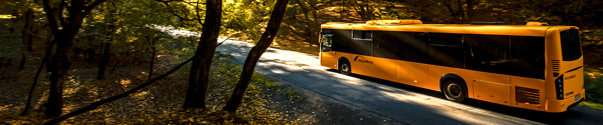 A képen egy Volánbusz látható