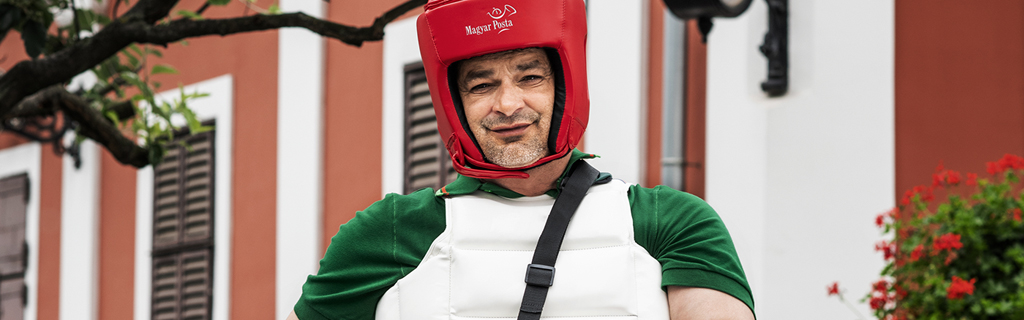 A képen egy postás láthatő boxfelszerelésben