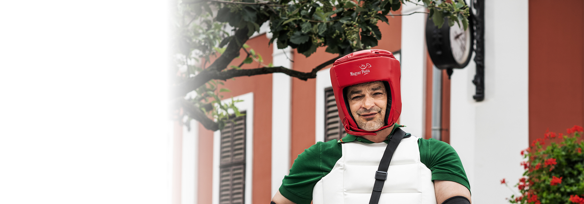 A képen egy postás láthatő boxfelszerelésben