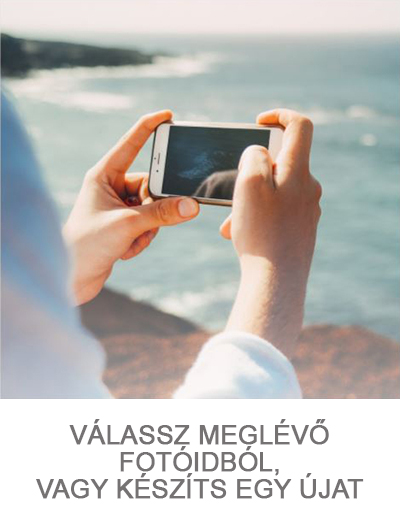 A képen egy mobiltelefonnal képet készítenek egy tengerparton