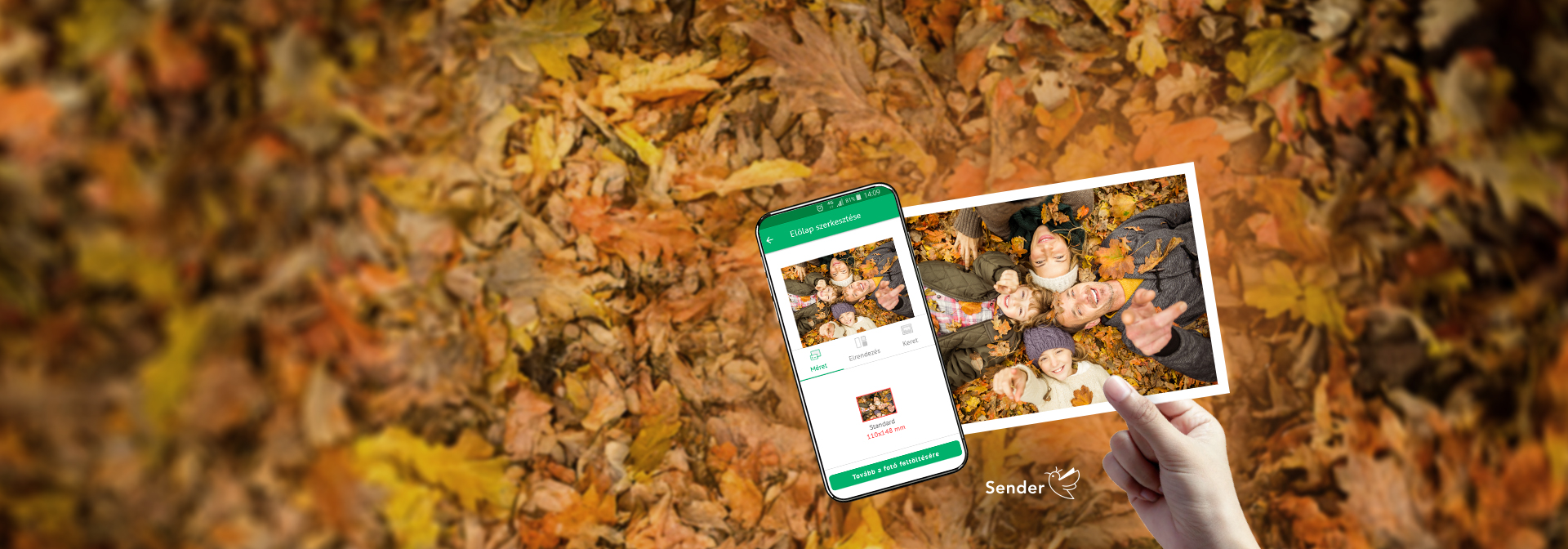 Tedd képeslappá az élményt! A képen őszi lehullott falevelek előtt egy kéz egy képeslapot tart, mellette egy mobiltelefonon a Sender applikáció látható