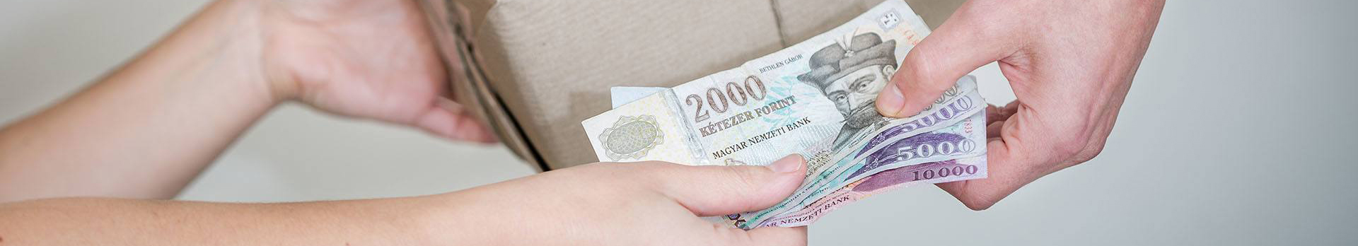 A grafikán egy csomagot adnak át, kézpénzért cserébe