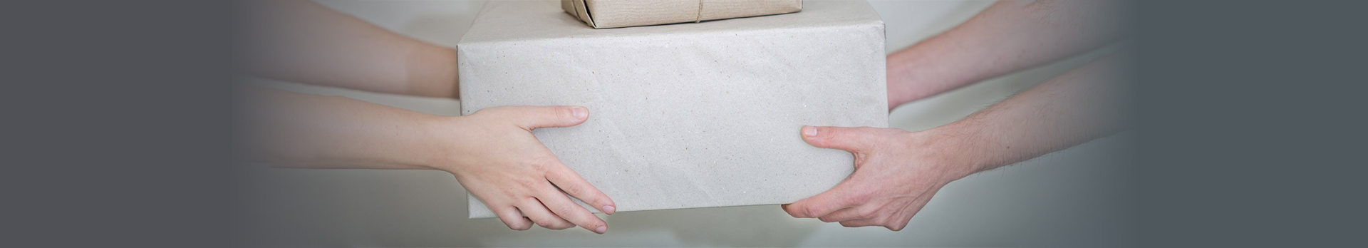 A képen egy csomagot átadó kéz látható.