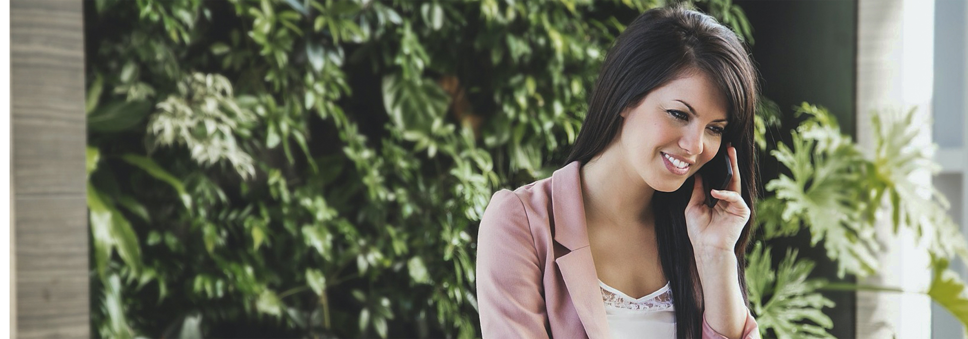 A képen egy telefonáló hölgy látható