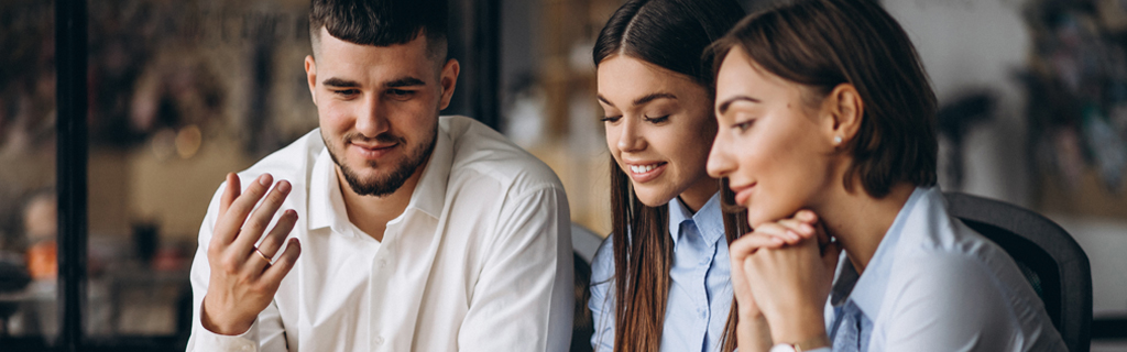Üdvözöljük üzleti partnereinket. Használja Ön is az MPL API-t.  A képen három fiatal látható, akik lefele néznek.